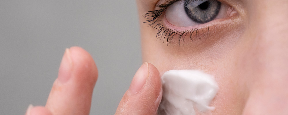 CCL_How-to-Use-Zinc-Oxide-Under-Eyes-Without-Irritating-Delicate-Skin